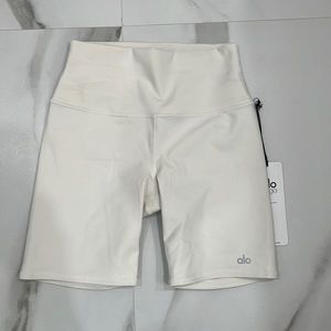 Alo Yoga Off white high-waist biker short. Women’s size small.